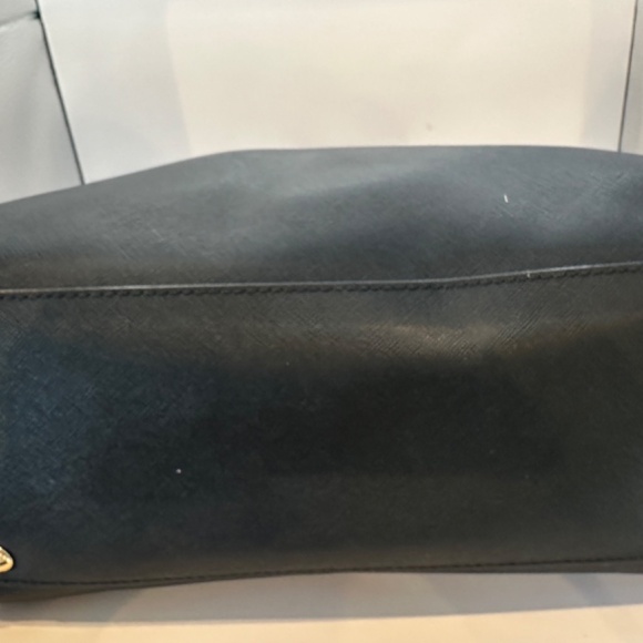 COPY - MICHAEL KORS BLACK HANDBAG WITH GOLD EMBELLISHMENTS - Picture 2 of 4